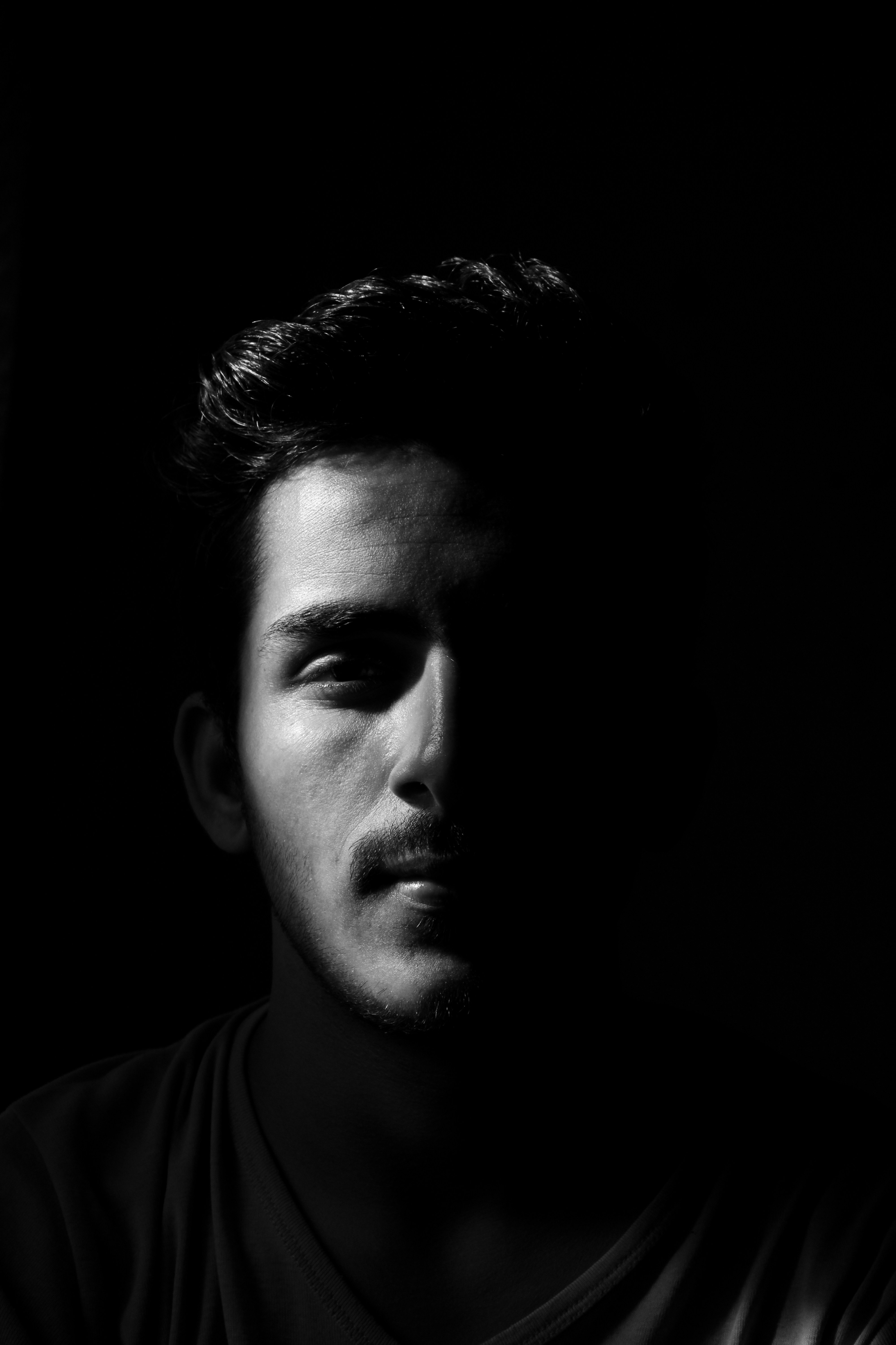 用户约会场景穿搭图（绿色点题）